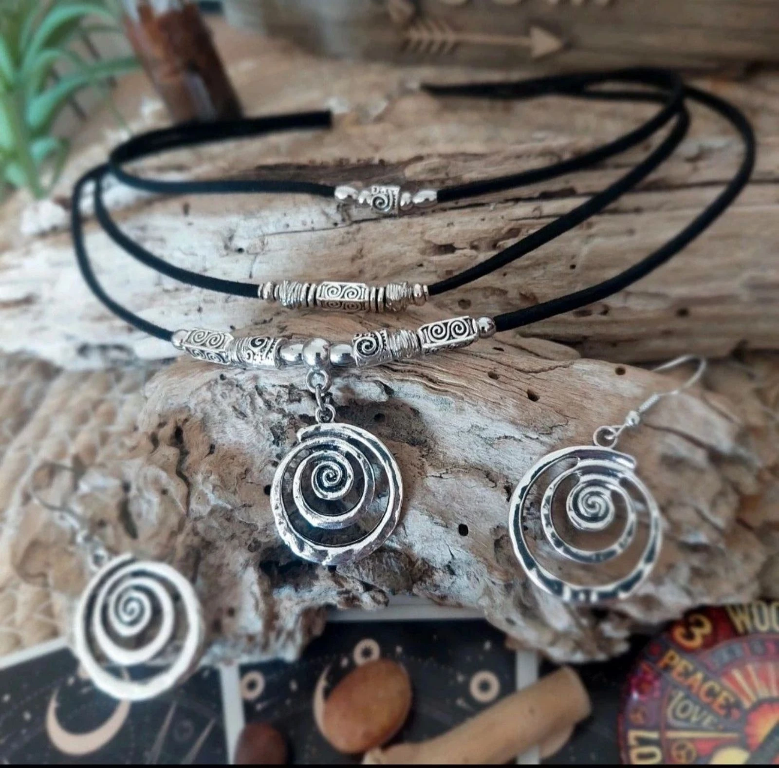 Parure boho místico de tres hileras, pequeña espiral hipnótica, negro – photo 10